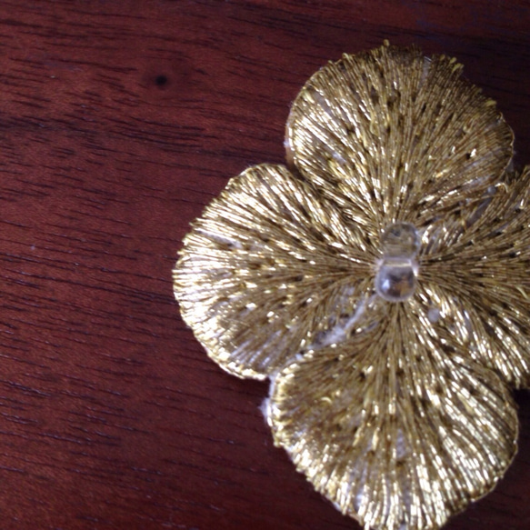 ゴールド 紫陽花の刺繍ヘアピン 2枚目の画像