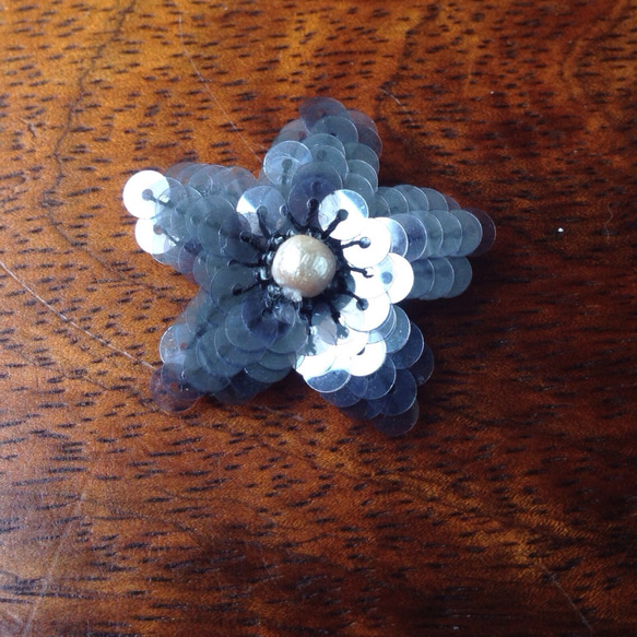 ブルーグレーの花のスパンコール刺繍ブローチ.ピアス.ヘアピン 1枚目の画像