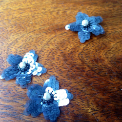 ブルーグレーの花のスパンコール刺繍ブローチ.ピアス.ヘアピン 3枚目の画像