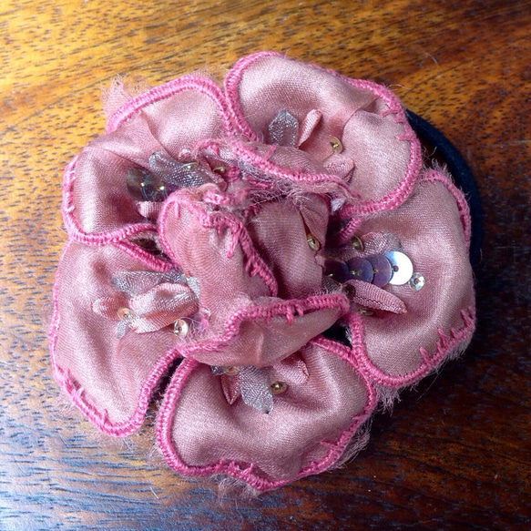 バラの刺繍ヘアゴム 1枚目の画像