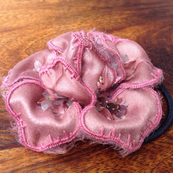 バラの刺繍ヘアゴム 2枚目の画像