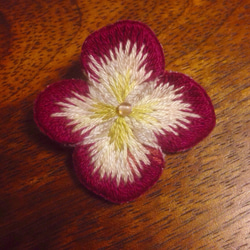 ボルドーの紫陽花刺繍ブローチ 1枚目の画像