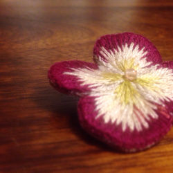 ボルドーの紫陽花刺繍ブローチ 2枚目の画像