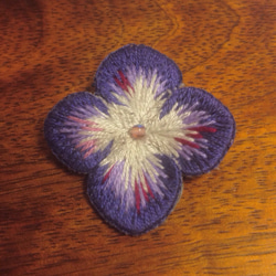 パープルの紫陽花刺繍ブローチ 1枚目の画像