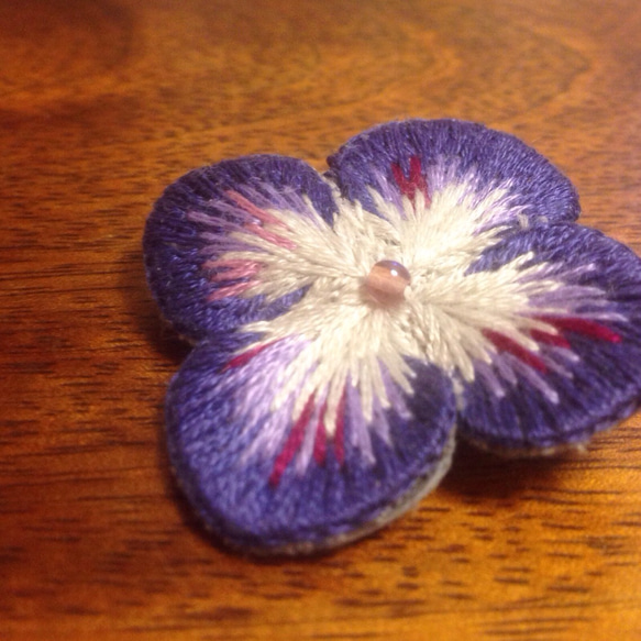パープルの紫陽花刺繍ブローチ 2枚目の画像