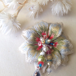 イロトリドリ刺繍の花ブローチ2 1枚目の画像