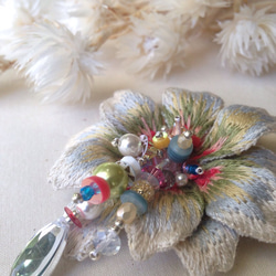 イロトリドリ刺繍の花ブローチ2 2枚目の画像