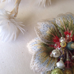 イロトリドリ刺繍の花ブローチ2 3枚目の画像
