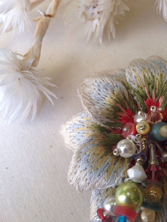 イロトリドリ刺繍の花ブローチ2 3枚目の画像