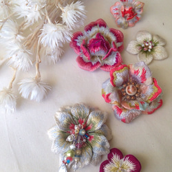 イロトリドリ刺繍の花ブローチ2 4枚目の画像