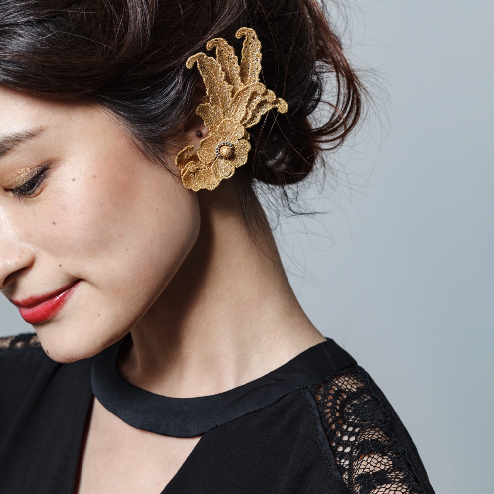 ひなげし刺繍のイヤーカフ　ゴールド