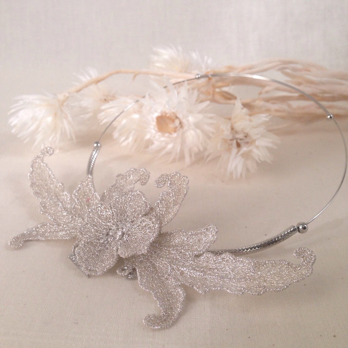 唐草刺繍のワイヤーネックレス　シルバー