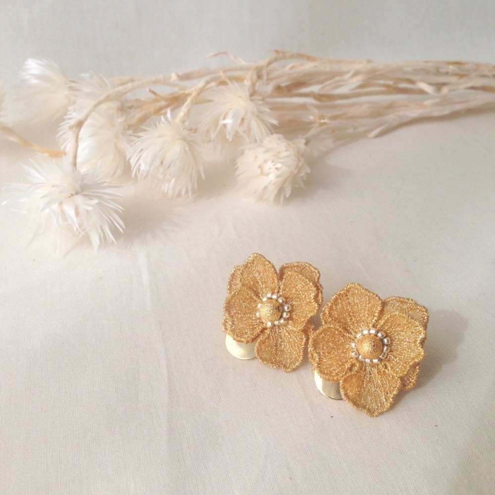 ひなげし刺繍のピアス　ゴールド