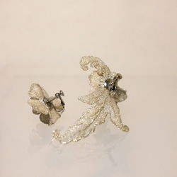 唐草刺繍の耳飾り　シルバー 3枚目の画像