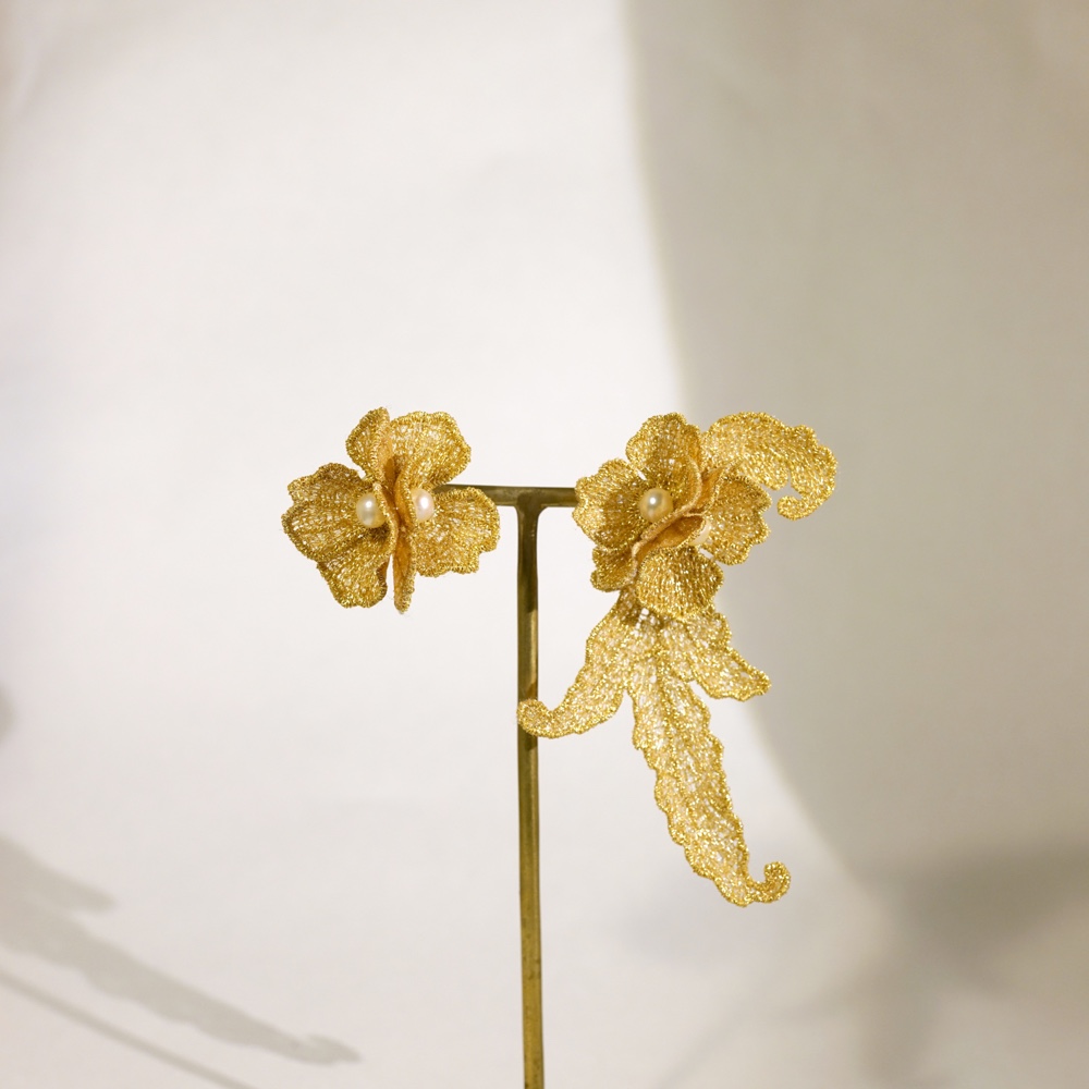 唐草刺繍のイヤリング　ゴールド