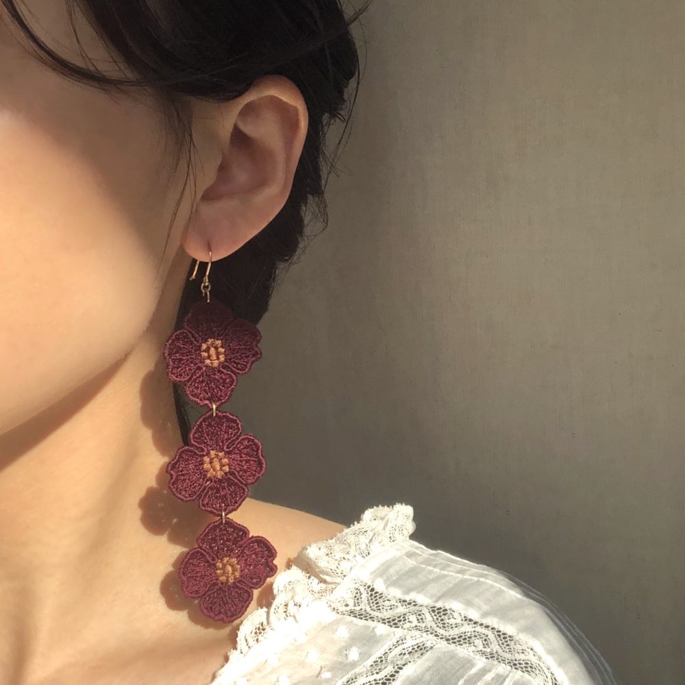 3連ひなげし刺繍の耳飾り　ボルドー