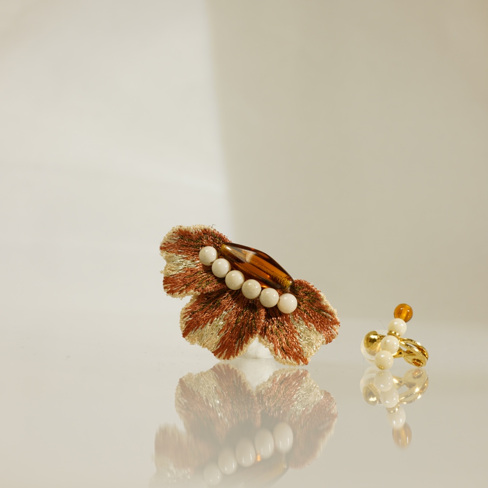 椿の花びら刺繍耳飾り　テラコッタ