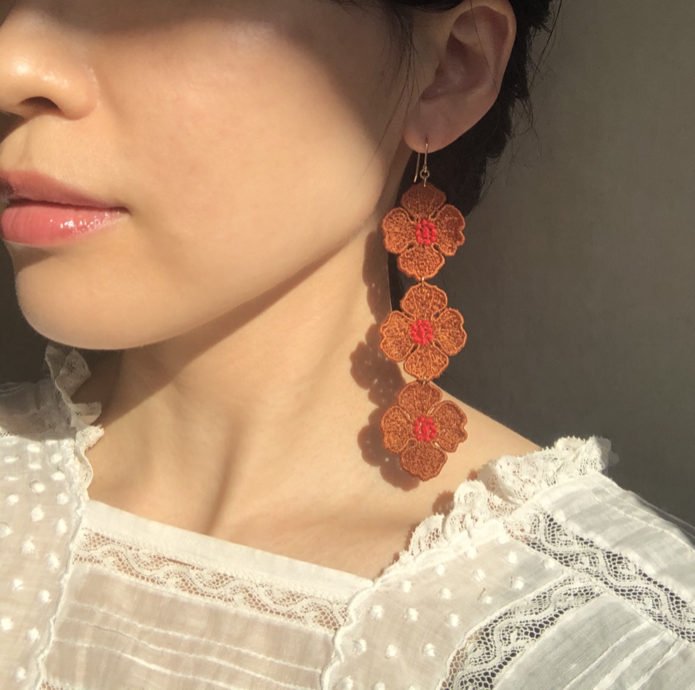 3連ひなげし刺繍の耳飾り　キャメル