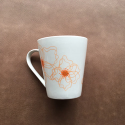 お花のマグカップ 白磁 (オレンジ) 2枚目の画像