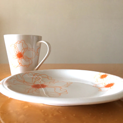 お花のマグカップ 白磁 (オレンジ) 4枚目の画像