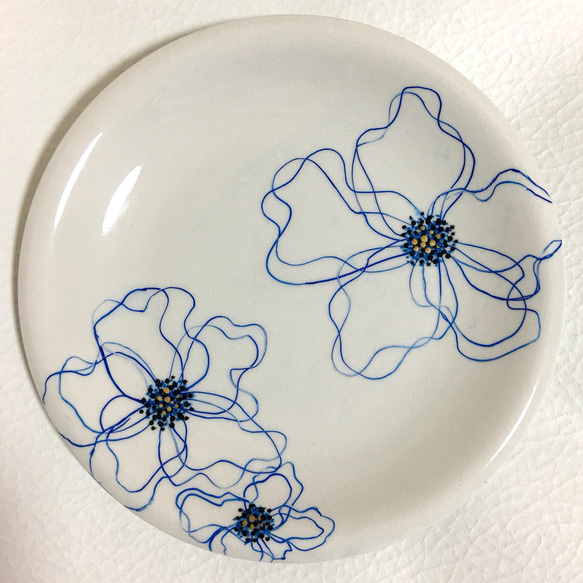 お花のプレート 白磁20cm丸皿(ブルー) 3枚目の画像