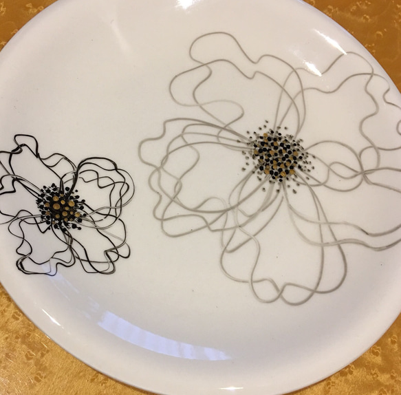 お花のプレート 白磁20cm丸皿 (ブラック&グレー モノトーン) 3枚目の画像