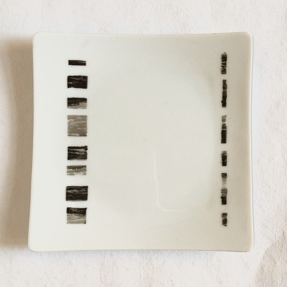 【2枚セット】モノトーンパターンのシンプルなプレート 白磁13cm正方形角皿 3枚目の画像