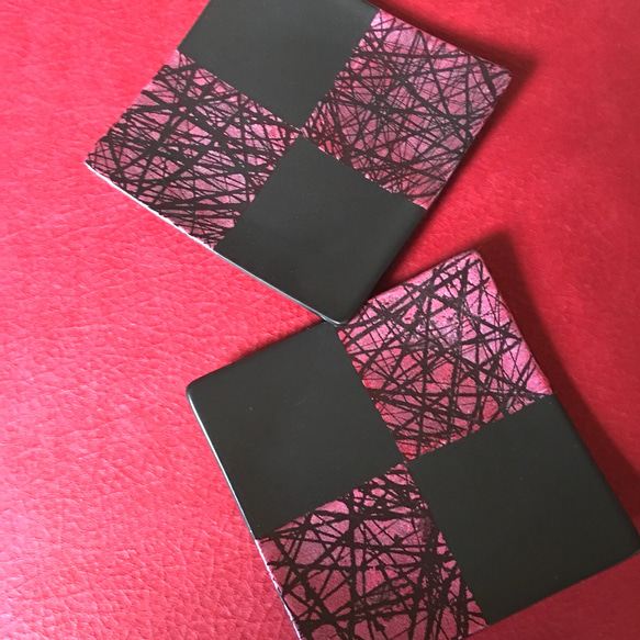【2枚セット】メタリックレッドのイレギュラーパターンのプレート 黒マット13cm正方形角皿 1枚目の画像