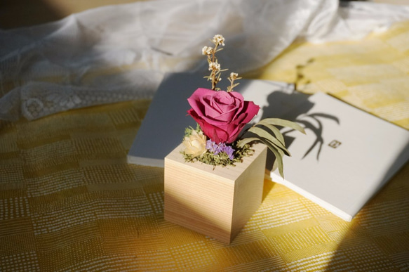 小さな鉢植えの植物と風のバラ - 桃紫 2枚目の画像