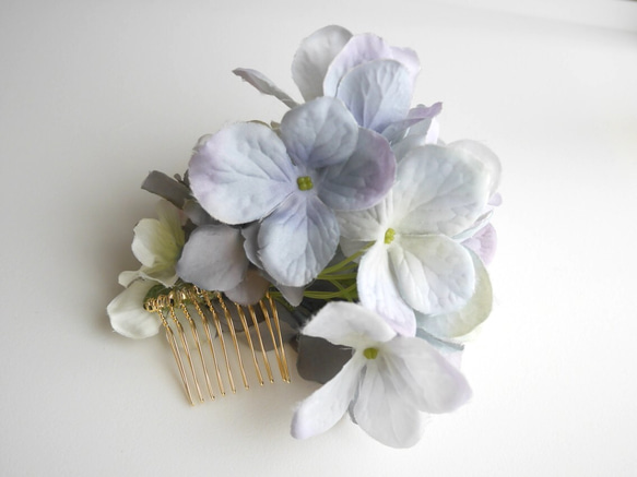 淡い灰色を集めた紫陽花のコーム 2枚目の画像