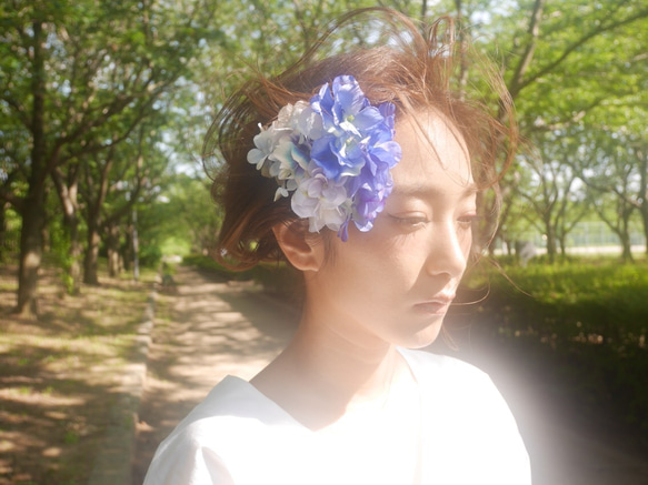 青い紫陽花を集めたコームドレス 3枚目の画像