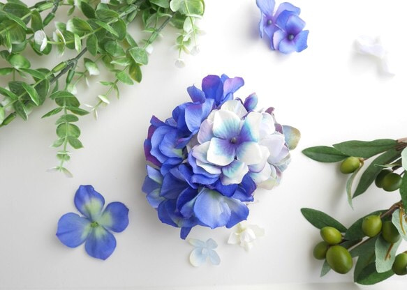 青い紫陽花を集めたピンクリップ 1枚目の画像