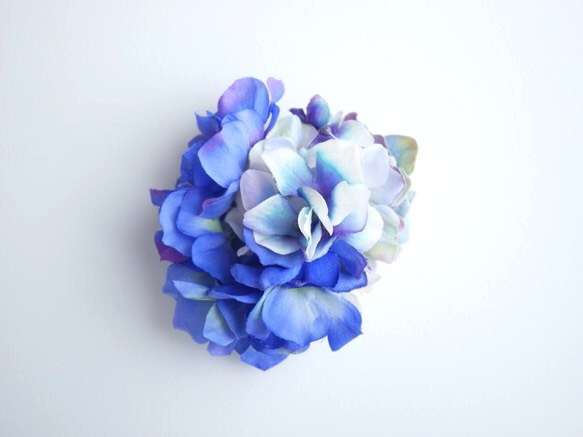 青い紫陽花を集めたピンクリップ 4枚目の画像