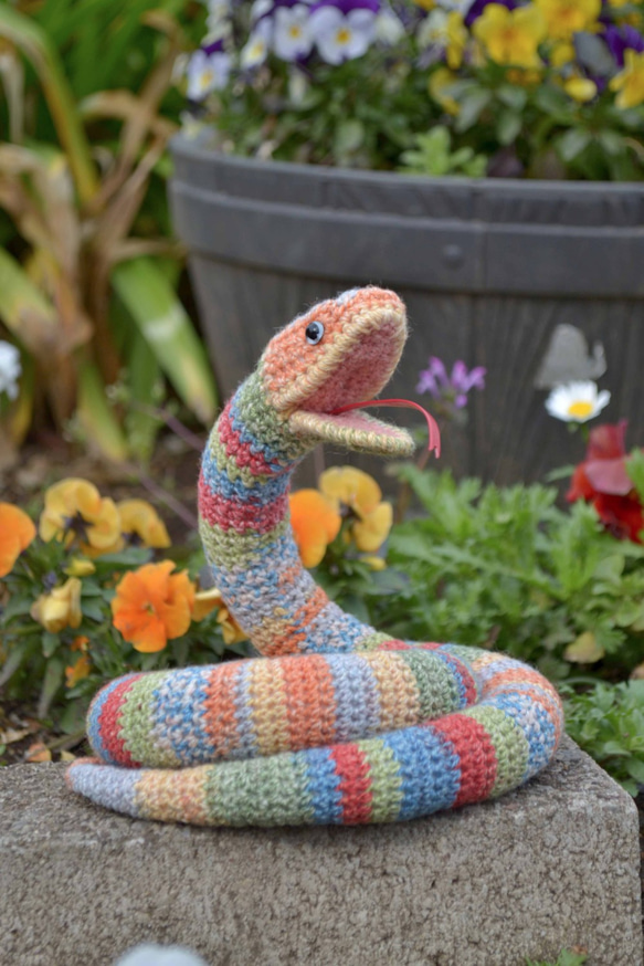 【海外アーティストハンドメイド】　本物毛糸編みぐるみヘビ 10910uv45055_01.jpg