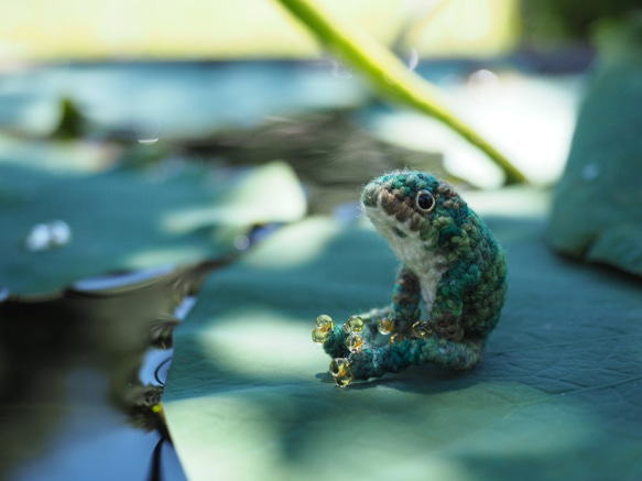 小さな小さなカエル（深緑） 3枚目の画像