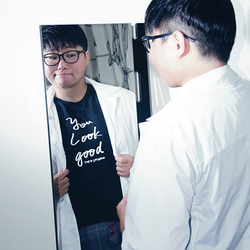 buyMood白目叮－Tシャツ／You Look Good Mirror Reflection BlackT-Shirt 4枚目の画像