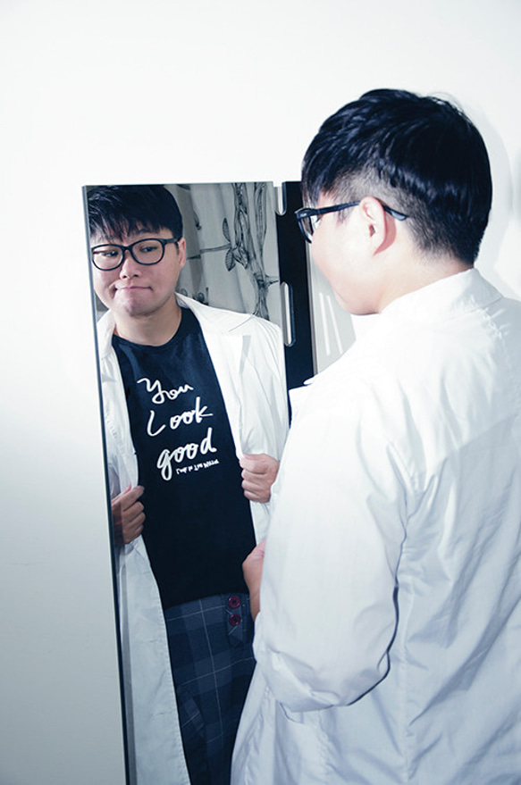 buyMood白目叮－Tシャツ／You Look Good Mirror Reflection BlackT-Shirt 4枚目の画像