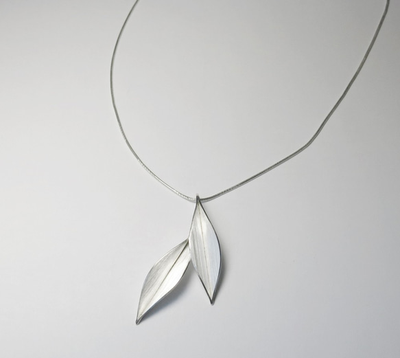 ダンスリーフシリーズ│2つの葉の純銀製のネックレス（大）│No.2 1枚目の画像