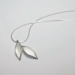 ダンスリーフシリーズ│2つの葉の純銀製のネックレス（小） 3枚目の画像