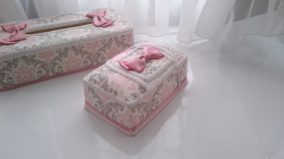 ピンク&グレー ダマスク柄 ウェットティッシュケース リボン付き 3枚目の画像