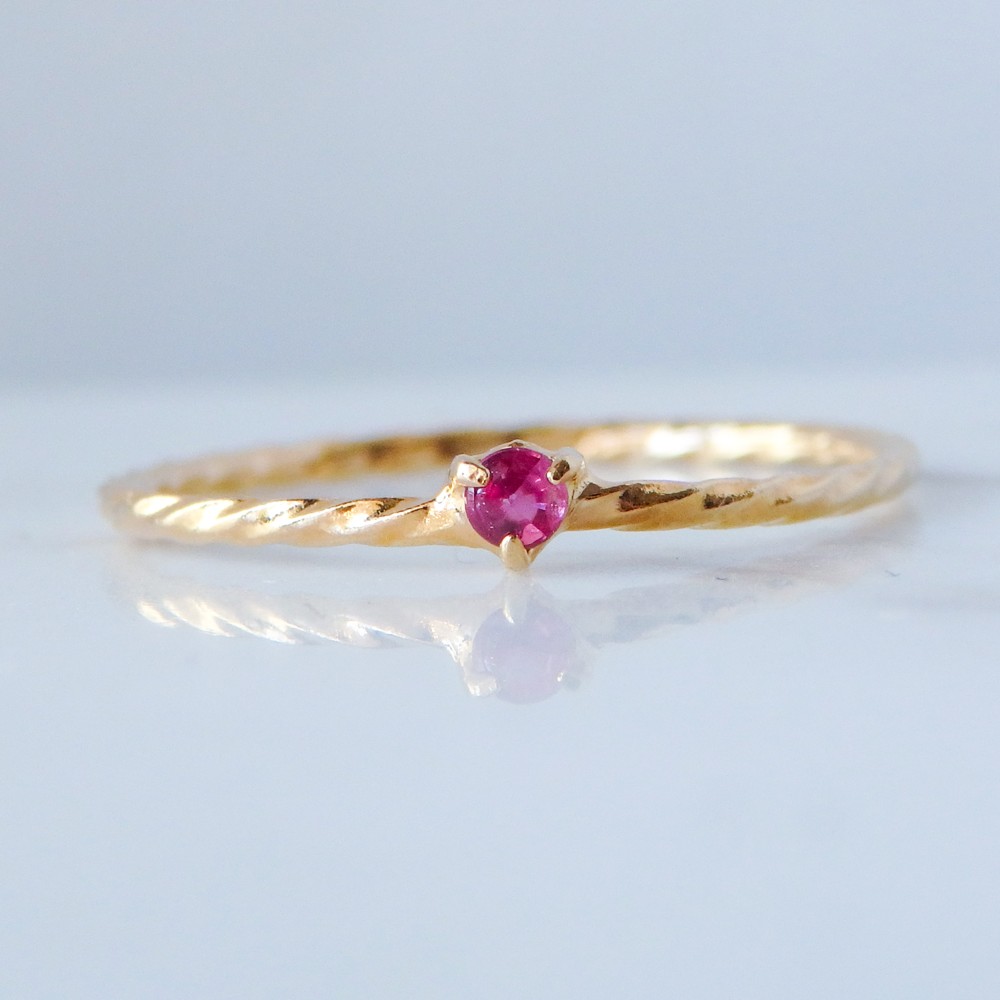 深紅のきらめき＊ルビー華奢ツイストリング（真鍮・K18メッキ）｜2mmラウンド・7月誕生石・サイズオーダー可