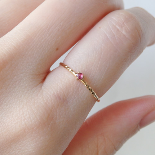 深紅のきらめき＊ルビー華奢ツイストリング（真鍮・K18メッキ）｜2mm