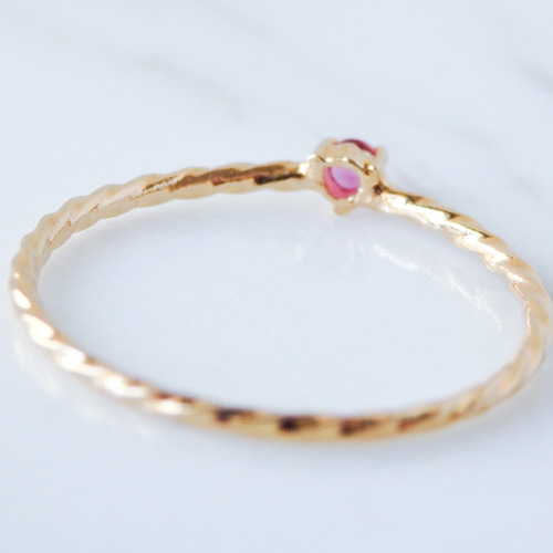 深紅のきらめき＊ルビー華奢ツイストリング（真鍮・K18メッキ）｜2mm