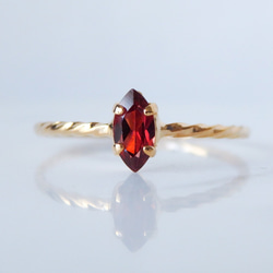 情熱の煌き＊ガーネット華奢ツイストリング（真鍮・K18メッキ）｜マーキスカット3×6mm・1月誕生石・サイズオーダー可 2枚目の画像