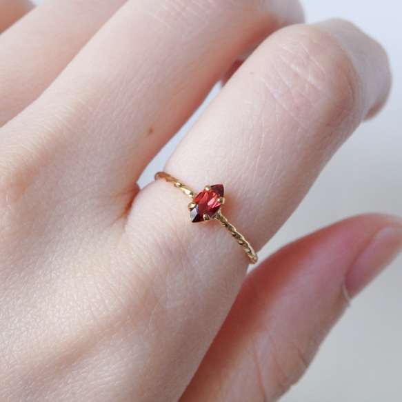 情熱の煌き＊ガーネット華奢ツイストリング（真鍮・K18メッキ）｜マーキスカット3×6mm・1月誕生石・サイズオーダー可 6枚目の画像
