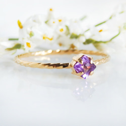 透明な葡萄酒のしずく＊アメジスト華奢スクエアツイストリング（真鍮・K18メッキ）｜2月誕生石・サイズオーダー可 2枚目の画像