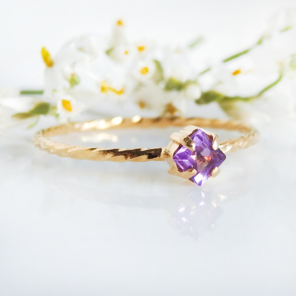 透明な葡萄酒のしずく＊アメジスト華奢スクエアツイストリング（真鍮・K18メッキ）｜2月誕生石・サイズオーダー可 2枚目の画像