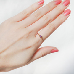 透明な葡萄酒のしずく＊アメジスト華奢スクエアツイストリング（真鍮・K18メッキ）｜2月誕生石・サイズオーダー可 5枚目の画像