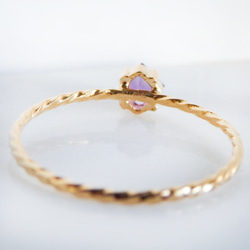 透明な葡萄酒のしずく＊アメジスト華奢スクエアツイストリング（真鍮・K18メッキ）｜2月誕生石・サイズオーダー可 9枚目の画像