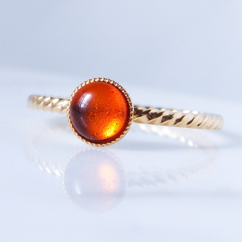 琥珀の温もり＊アンバー華奢ツイストリング（真鍮・K18メッキ）｜5mmカボション・サイズオーダー可